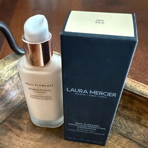 Laura Mercier Real Flawless Weightless Perfecting Waterproof Foundation in Silk